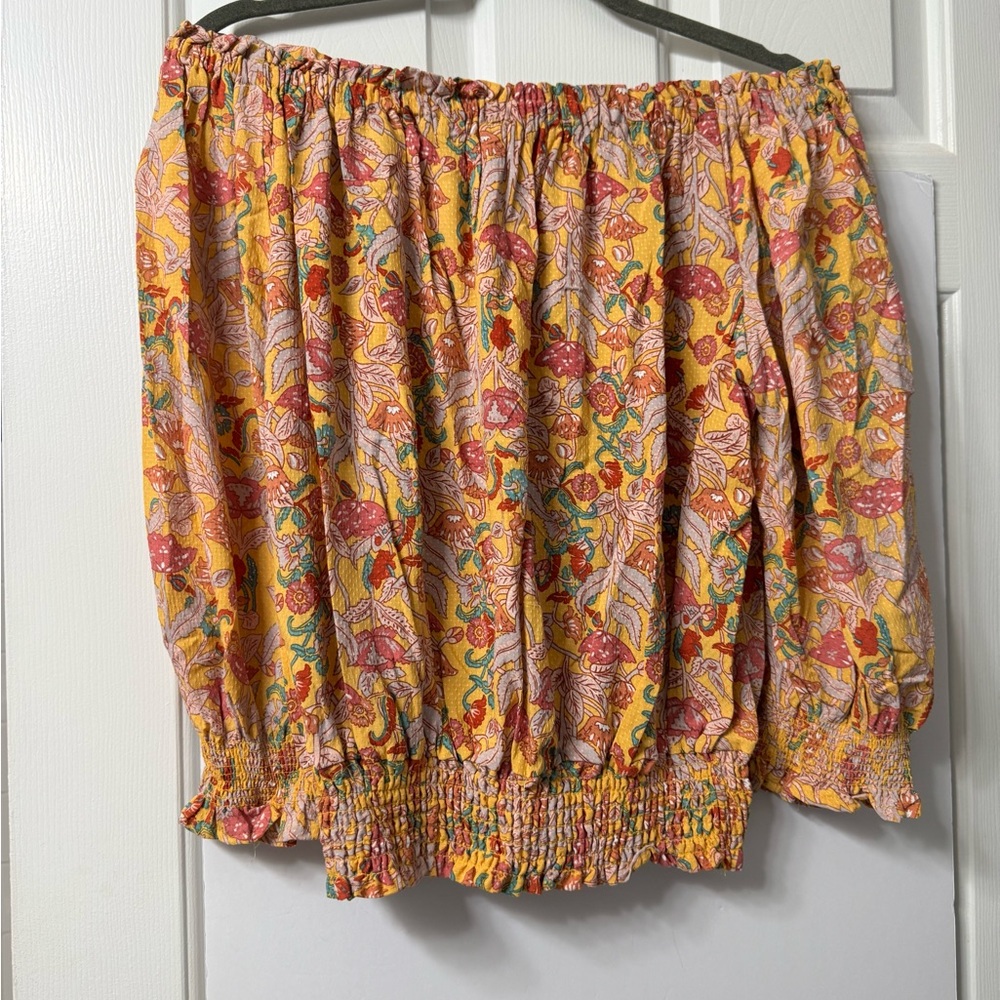 #5 Cupcakes and Cashmere M Off the shoulder Top 3/4 sleeves push up NWOT
